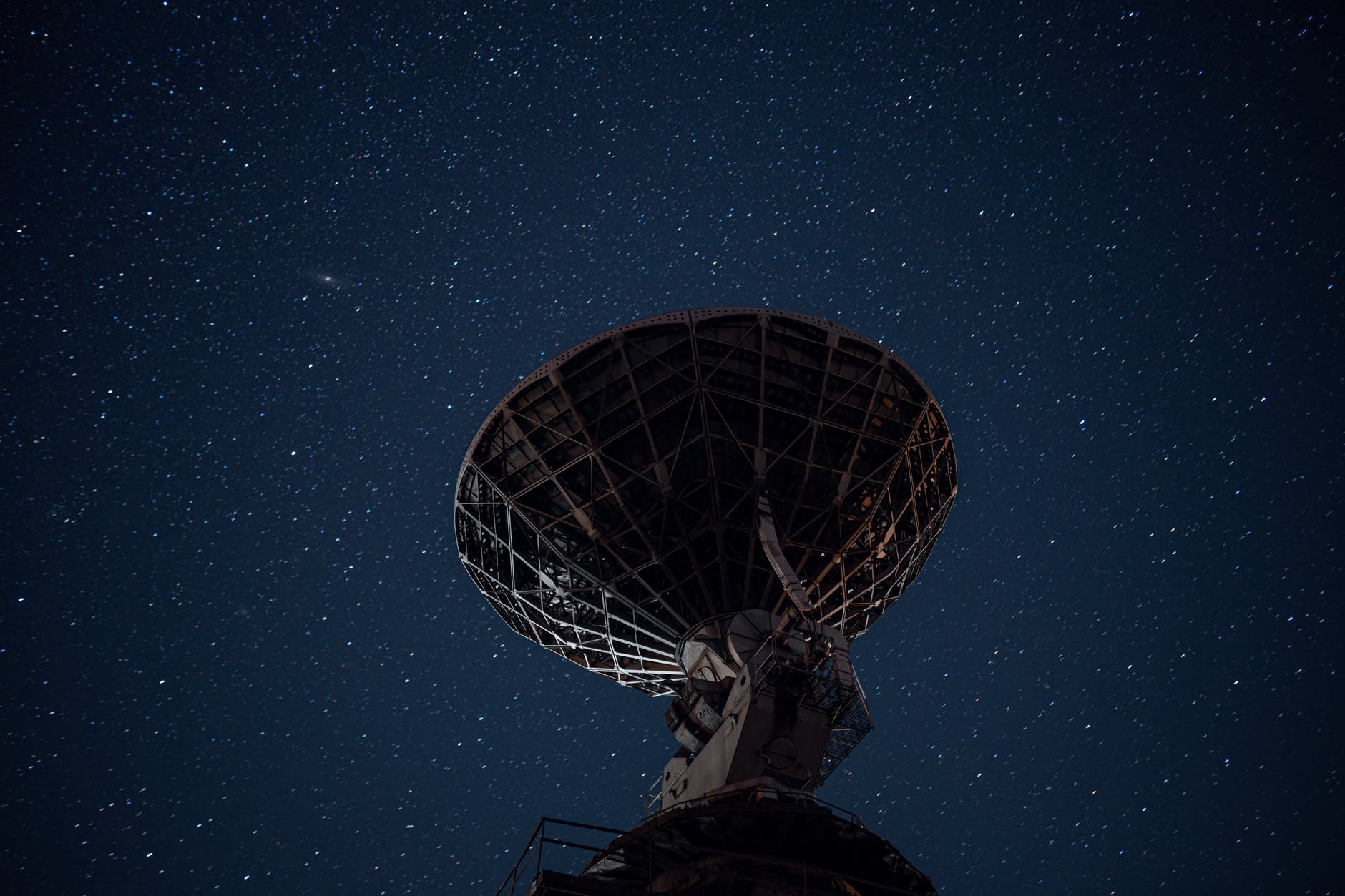 radio telescope under bright starry sky