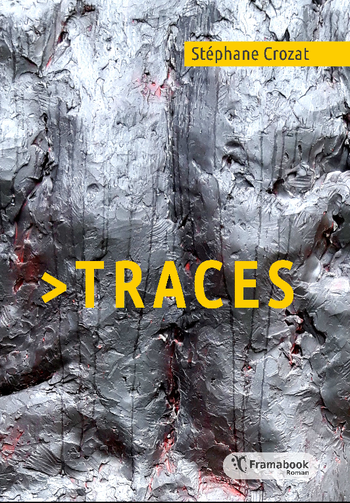 image de couverture de Traces, le roman de Stéphane Crozat. Détail d’une sculpture grise métal, quelques zones rouges
